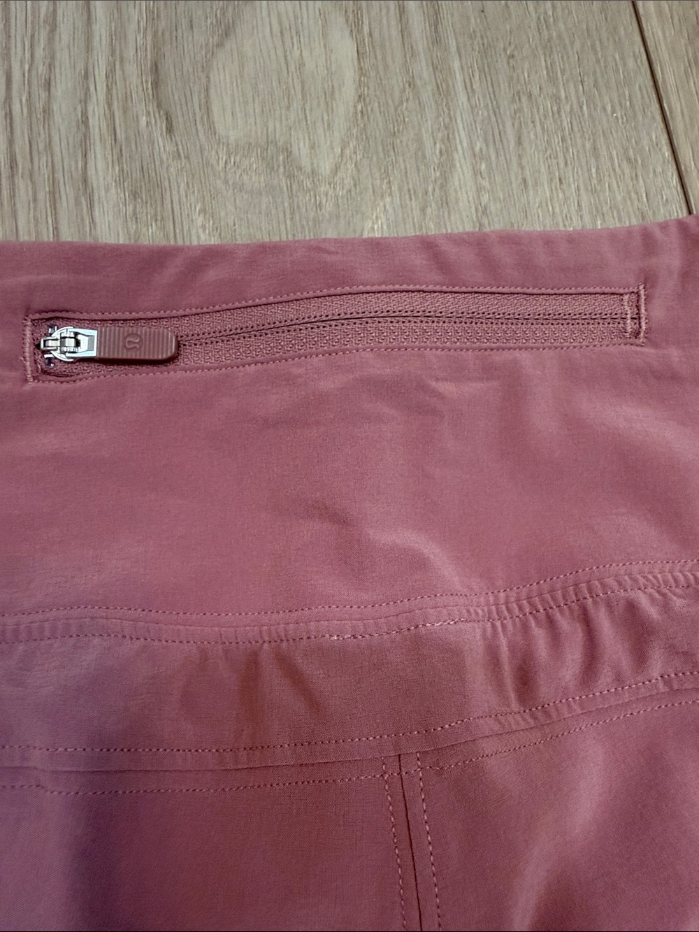 Lululemon shorts size 6. Great condition - Picture 4 of 6